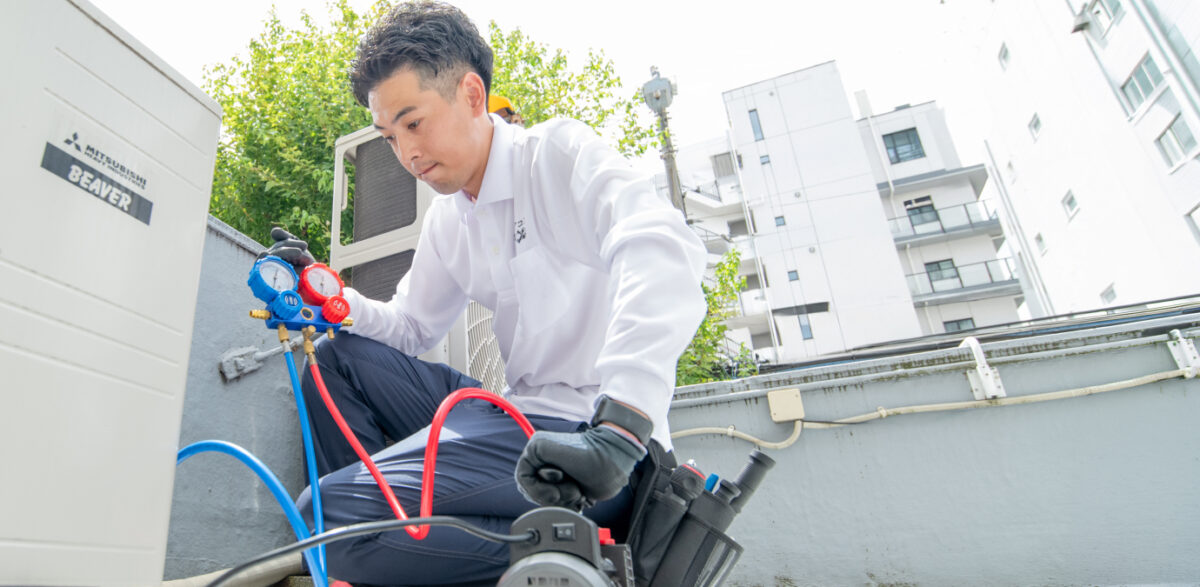 エアコン修理の様子