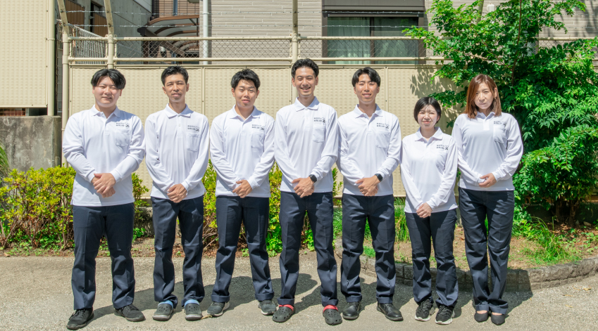 外で職員が横に並んでいる