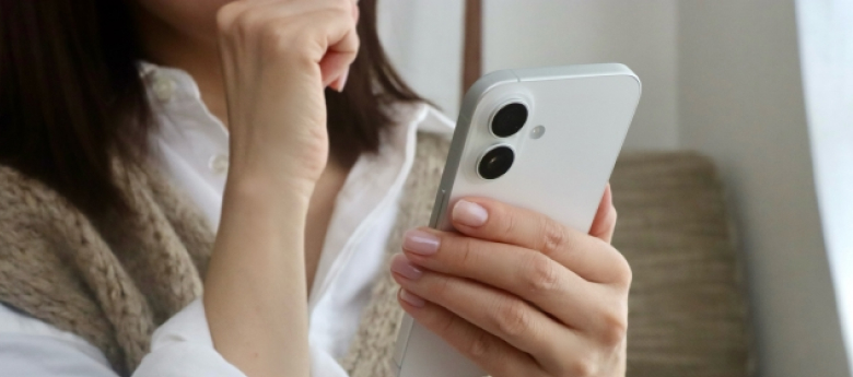 女性が携帯をみている