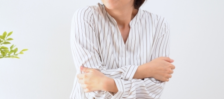 女性が寒がっている様子