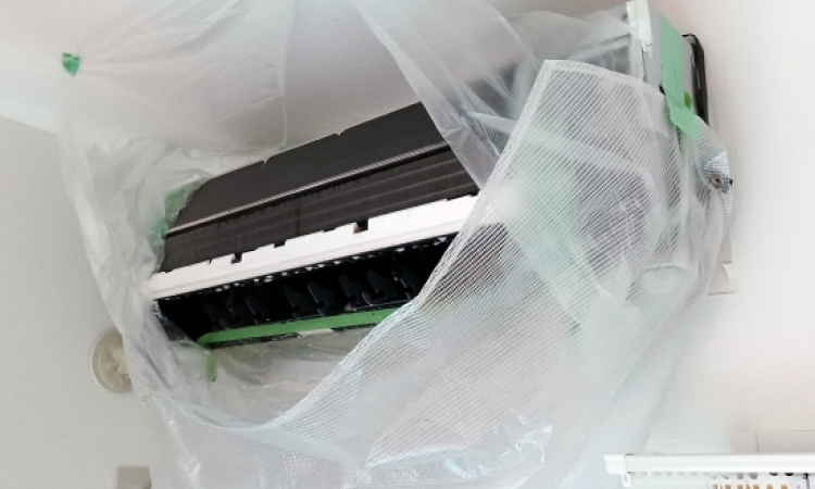 エアコンが掃除する際に、専用の透明ビニールでカバーされている