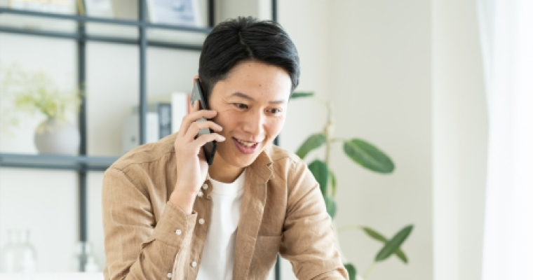 男性が携帯で話をしている