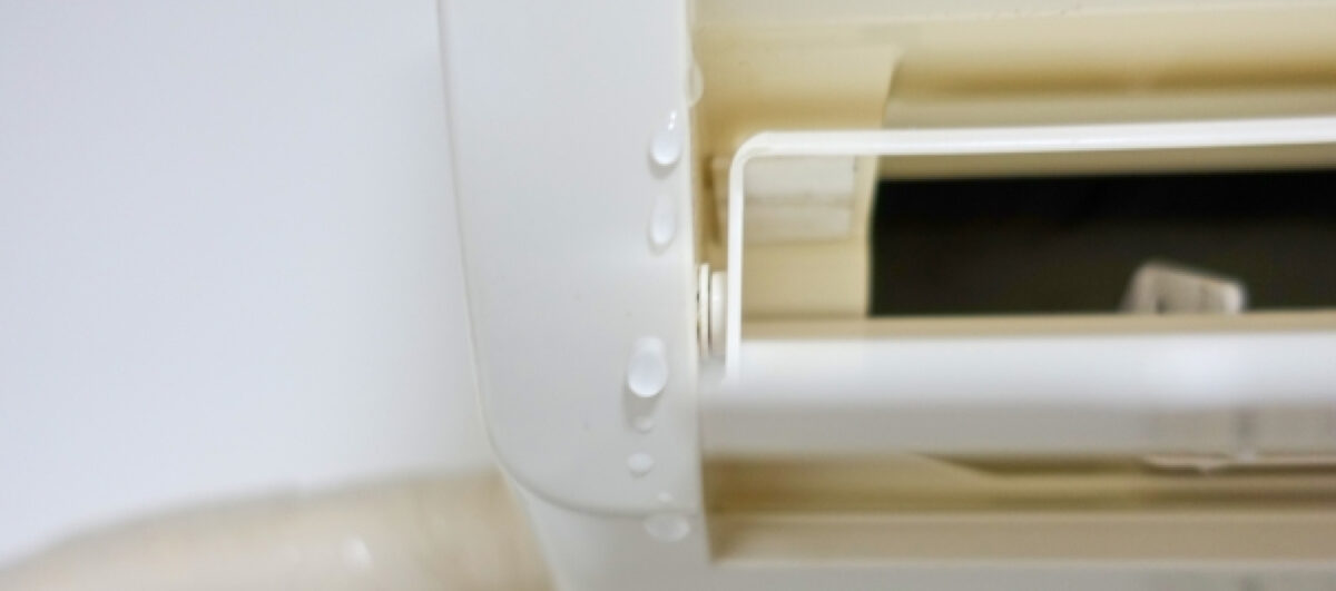 室内機の前面から水滴が流れている様子