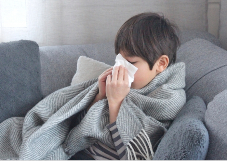 子供が鼻をかんでいる